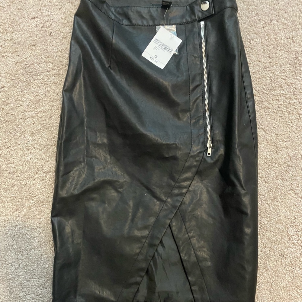 Black faux leather skirt forever21 - Picture 2 of 6